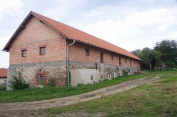 tvrz od jihovýchodu (© Lukáš Pechánek, 08/2011)