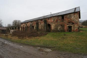 Západní průčelí dochované mladší tvrze ( © Filip Matoušek 11/2004)