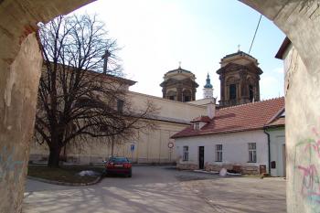 Pohled z jedné z bran bývaleho hradebního opevnění města na Ditrichštejnskou hrobku ( © Roman Řezáč 03/2005)