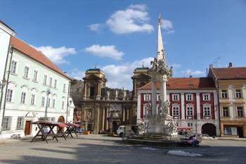Pohled od náměstí, vpravo Sloup nejsvětější Trojice ( © Roman Řezáč 03/2005)
