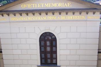 Pohled z ochozu mezi věžemi na budovu samotné hrobky (© Jan P. Štěpánek 07/2006)
