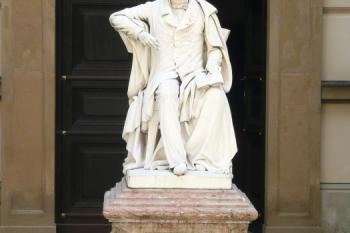 socha Františka Josefa Dietrichštejna na nádvoří hrobky ( © Jan P. Štěpánek 07/2008)