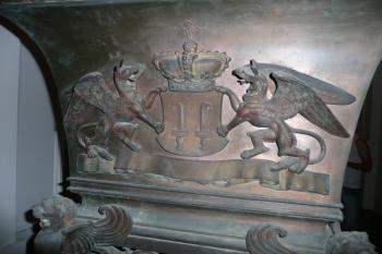 Dietrichštejnský erb na jedné z rakví ( © Jan P. Štěpánek 07/2008)