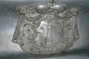 Dietrichštejnský erb na jedné z rakví ( © Jan P. Štěpánek 07/2008)