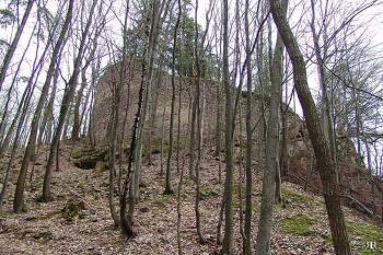 Pohled od severovýchodu na zachovanou část obvodové hradby ( © Roman Řezáč 04/2005)
