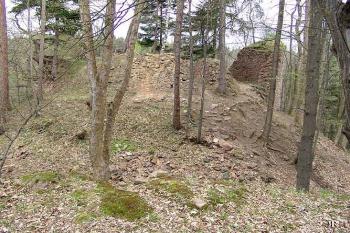 Pohled přes příkop na čelo hradu ( © Roman Řezáč 04/2005)