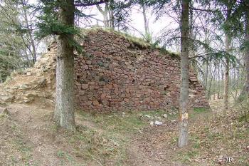 Vnitřní část obvodové hradby na severovýchodě ( © Roman Řezáč 04/2005)