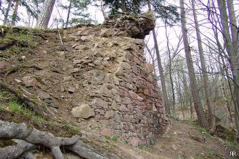 Část obvodové hradby na jihozápadě ( © Roman Řezáč 04/2005)