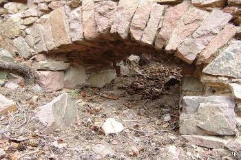 Zachovaný portálek stavení v čele jádra ( © Roman Řezáč 04/2005)