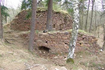 Pohled od jihozápadu na čelní část jádra ( © Roman Řezáč 04/2005)