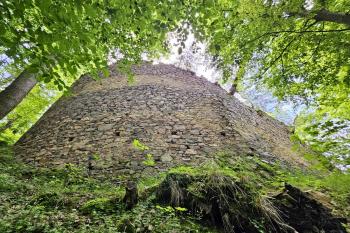 oblouk a navazující rovný úsek vnějšího líce obvodové, snad plášťové zdi od východu (© Jan P. Štěpánek  06/2024)