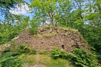 Vnitřní  líc východní části snad původně plášťové obvovodé hradby (© Jan P. Štěpánek  06/2024)