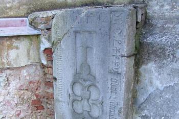 Jeden z náhrobků u kostela ( © Roman Řezáč 03/2005)