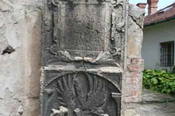 historický náhrobek zasazený ve zdi kostela ( © Jan P. Štěpánek 07/2008)
