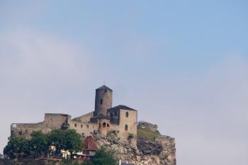 Hrad Střekov při pohledu od silnice Ústí nad Labem - Litoměřice (© Vojtěch Barcal, 01/2014)