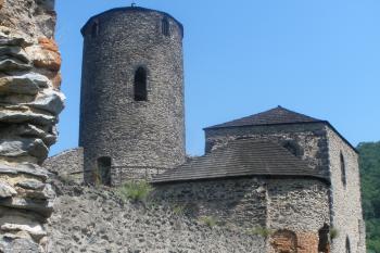Hradba, palác a věž Hláska hradu Střekova (© Vojtěch Barcal, 01/2014)