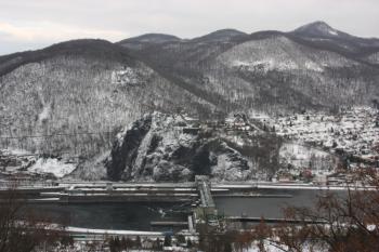 Hrad z cesty mezi Větruší a Vaňovským vodopádem ( © Ivan Grisa 02/2010)