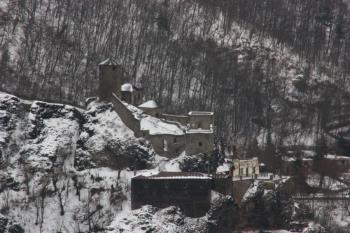 Dolní hrad z cesty mezi Větruší a Vaňovským vodopádem ( © Ivan Grisa 02/2010)