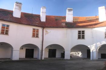 Arkády na nádvoří ( © Jiří Čížek 03/2005)