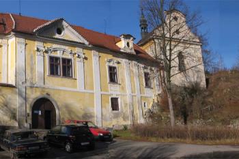 Průčelí zámku ( © Jiří Čížek 03/2005)