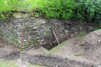 Archeologický průzkum,před zahájením oprav vnějšího opevnění. Polokrouhlá východní bašta.30.7.2011 (© Petr Kolář, 08/2011)