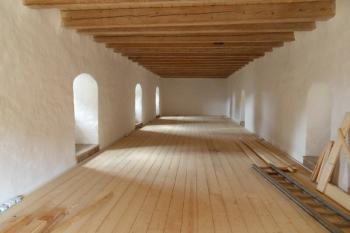 Opravené patro Domu střelců. Nová podlaha i strop. (© Petr Kolář, 08/2011)