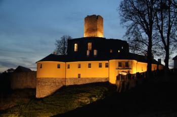 Hrad Svojanov za nočního osvětlení (© Miloš Dempír, 12/2011)