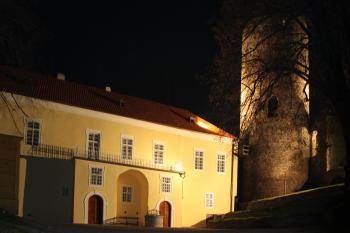 Horní nádvoří hradu za nočního osvětlení (© Miloš Dempír, 12/2011)