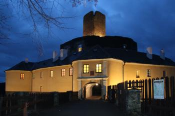 Slavnostní osvětlení vstupního průčelí (© Miloš Dempír, 12/2011)