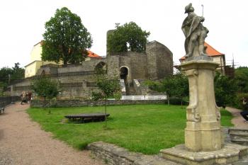 pohled na hrad od zahrad (© Rodochrozit, 07/2012)