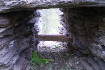 Detail střílny se zachovalím trámkem pro zapření hákovnice (© Miloš Gracias, 05/2013)