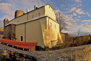 Empírový palác od severozápadu (© Miloš Dempír, 10/2013)