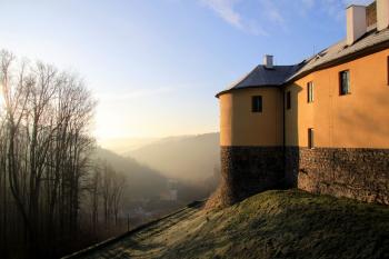 Pohled na městečko a jednu z bašt, patrná je cihlami zazděná střílna (foto J. Večeřová), pod baštou snad procházela pův. přístupová cesta (© Jan Večeřa, 03/2015)