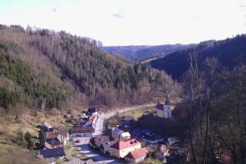 Z hradu byl bezchybný výhled na údolí Křetínky (© Jan Večeřa, 03/2015)