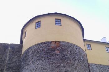 Bašta s druhotně vzniklým okénkem pod žlutou omítkou (© Jan Večeřa, 03/2015)