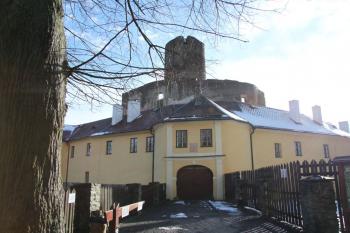 Celkový pohled na vstupní bránu v jedné z bašt (© Jan Večeřa, 04/2015)
