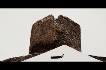 Větrná korouhev od kováře Petra Cacha, v pozadí bergfrit s břitem, obrácený k přístupové cestě  (© Jan Večeřa, Jana Večeřová 04/2015)