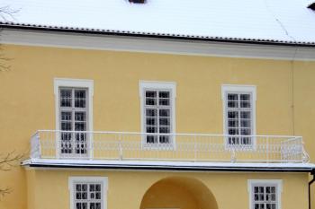 Jižní průčelí paláce, se dvěma vstupními rizality, před nimi hradní studna (© Jan Večeřa, Jana Večeřová, 04/2015)