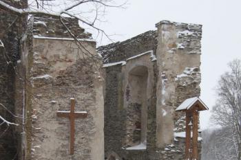 Partie kolem věže, ruiny renesančního paláce se zvoničkou na místě kaple sv. Kateřiny (© Jan Večeřa, 04/2015)