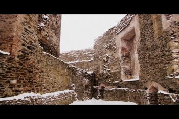 Interiér tzv. rytířského sálu renesančního paláce, vlevo hmota věže, v pozadí vstup do severního křídla paláce (© Jan Večeřa, Jana Večeřová, 04/2015)