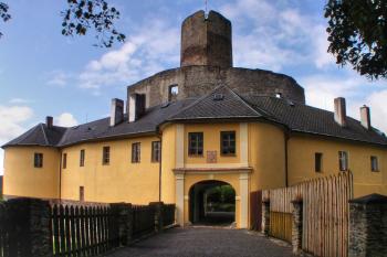 Vstupní průčelí hradu (© Miloš Dempír, 08/2009)