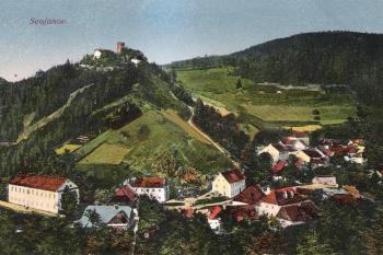 Dobová pohlednice hradu a městečka z roku 1923 ( © anon.)