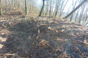 Krátký příčný val na sv. (© Dušan Dohňanský  12/2023)