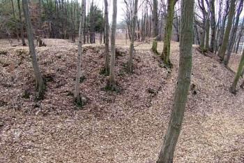 Severozápadní roh jádra, pohled z předhradí (© Roman Řezáč 03/2005)