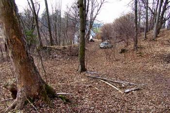 Zbytky příkopu na jihozápadě pod jádrem s moderní výzdobou (© Roman Řezáč 03/2005)
