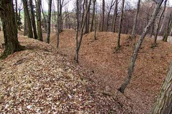 Příkop mezi jádrem a předhradím (© Roman Řezáč 03/2005)