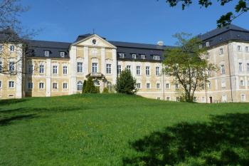 Dlažkovice zámek (© František Kinař, 04/2012)