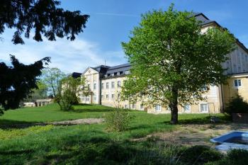 Dlažkovice zámek (© František Kinař, 04/2012)