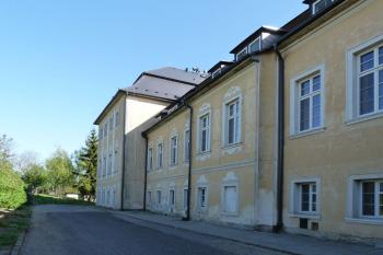 Dlažkovice zámek (© František Kinař, 04/2012)