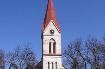 Průčelí kostela ze hřbitova (© Jan P. Štěpánek, 04/2007)